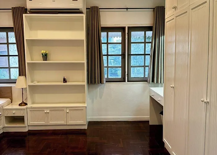 Comfy Crib 2 بيت شباب بانكوك